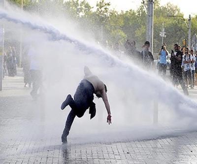 Polisten savunma: Ayağı takılmıştır