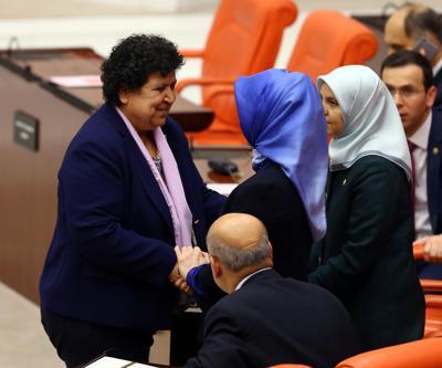 Mecliste erkek vekillerin mikrofonlarının sesi kapatıldı