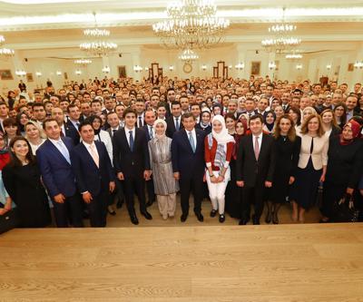 Davutoğlunun Başbakanlık personeliyle veda buluşması