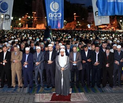 Ayasofya önünde sabah namazı