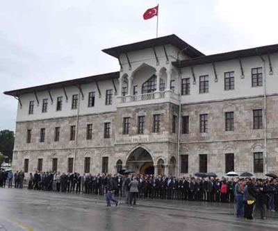 Yağmur altında karşılama kuyruğu