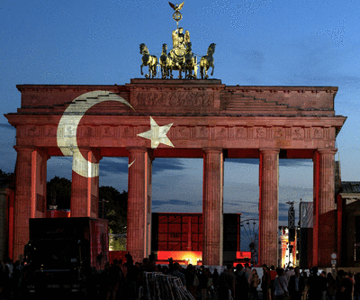 Brandenburg Kapısı Türk bayrağı renklerine büründü