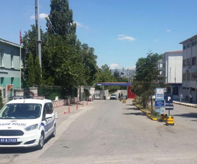 Binbaşı kendisini hücumbota kilitledi