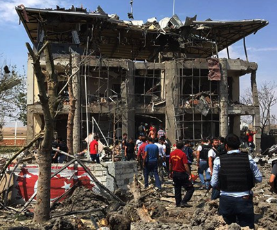 Diyarbakır Çınardaki Trafik Merkezine bombalı araçla saldırı