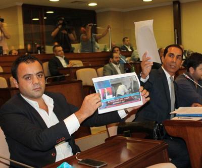 İstanbul Büyükşehir Belediyesinde el öpme fotoğrafı gerginliği