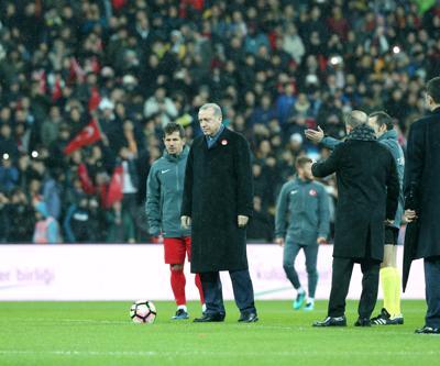 Vodafone Arenada futbolun yıldızları teröre karşı sahada