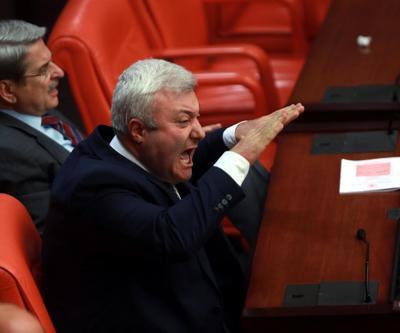 CHPli Tuncay Özkan çılgına döndü, sırayı yumrukladı