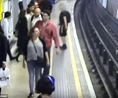 İngiliz holigan Polonyalı genci raylara böyle itti