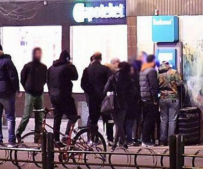 Bankamatikler para saçtı, halk akın etti