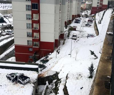 Kamyonet kültür merkezinin çatısına uçtu: 1 ölü