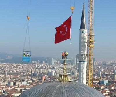 Çamlıca Camisine dünyanın en büyük alemi takıldı