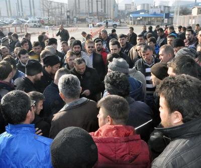 Erdemir taşeron işçilerini servislerine almadı, işçiler protesto etti