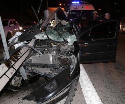 Yol ayrımında bariyere ok gibi saplandı: 1i ağır 3 yaralı