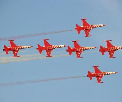Türk Yıldızları Osmaniyede gösteri yaptı