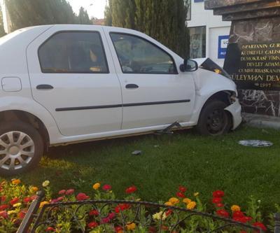 Kontrolden çıktı Süleyman Demirelin heykeline çarptı