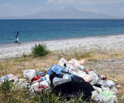 Van Gölünün mavi bayraklı plajını çöplüğe çevirdiler