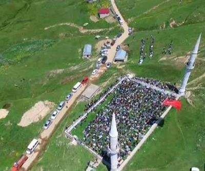 Bu caminin ne kubbesi var ne çatısı