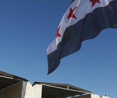 Suriyenin Türkiye sınırına o bayrak asıldı