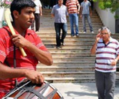 Profesörün arkasından davul çaldıran rektör hakkında karar verildi