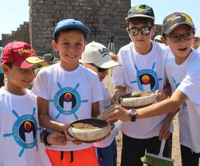 Çocuklar bir günlüğüne arkeolog oldu