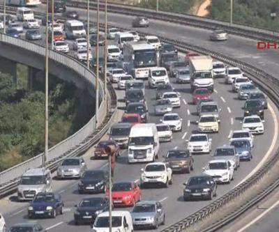 Tatilciler dönüş yolunda trafiğe takıldı