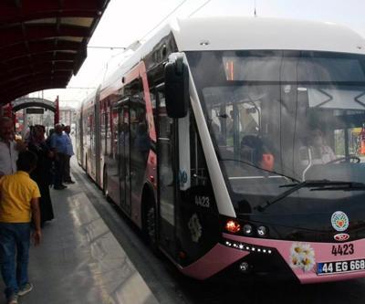 Pembe trambüs hizmete başladı, kadınlar ikiye ayrıldı