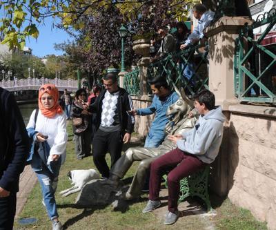 Akın akın Çekirdek Çitleyen Eşek heykelini görmeye geliyorlar