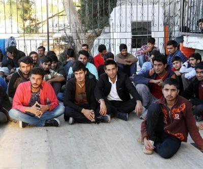 Arızalanarak denizde sürüklenen teknedeki 71 kaçak göçmen kurtarıldı