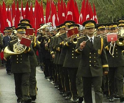 Bando eşliğinde protokol yürüyüşü düzenlendi