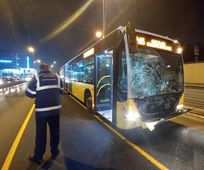 Son dakika... Metrobüs yayaya çarptı.