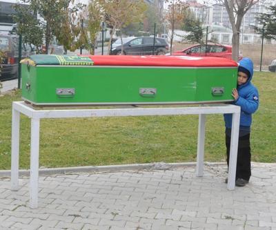 Egehan babasının tabutunun başından ayrılmadı