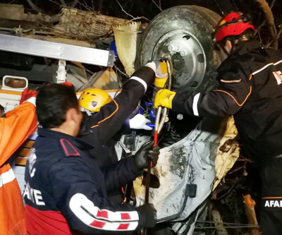 Domates yüklü kamyon traktöre çarptı: 1 ölü, 1 yaralı