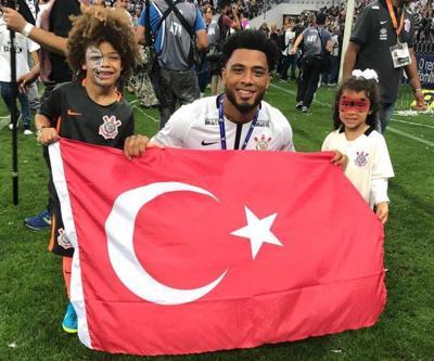 Colin Kazım şampiyonluğu Türk bayrağıyla kutladı