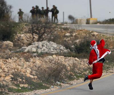 Filistinli Noel Baba, İsrail askerlerini taşladı