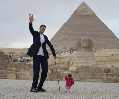 Dünyanın en uzun adamı ve en kısa kadını Giza Piramitlerini gezdi