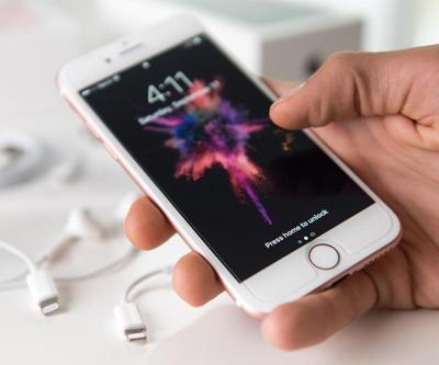 iPhone satışları düştü ancak Apple gelirlerinde rekor