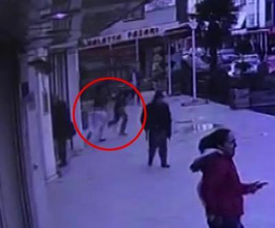 Banka önünde kapkaç anı kamerada: 3 saniyede 175 bin TL