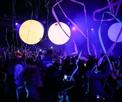 Merakla beklenen Blue Man Group izleyicileri coşturdu