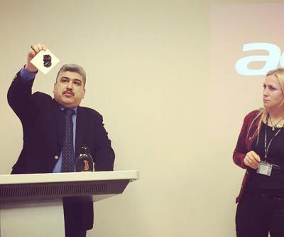 Öğrencilere ders verirken ürettiği şampuanı yedi