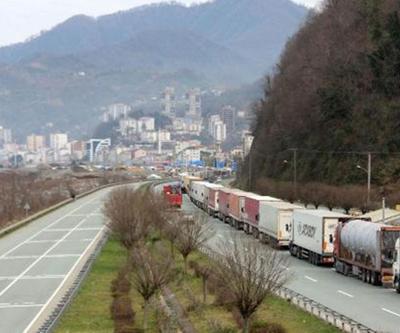 Sarp Sınır Kapısında sistem arıza verdi, TIR kuyruğu uzadı