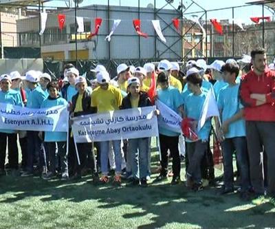Suriyeli çocuklar yeşil sahada