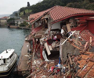 İstanbul Boğazında gemi çarpan yalıda hasar incelemesi başladı