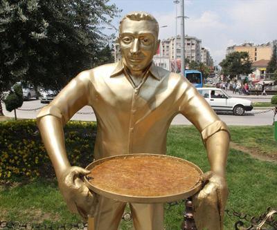 Tatlıcı heykelinin bakır tepsisi çalınmıştı, yerine yenisi takıldı