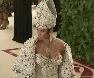 Rihanna, Papa başlığı ile dikkat çekti