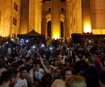 Tifliste parlamento önünde konser ile protesto