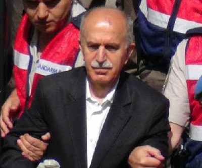FETÖ sanığı eski vali Arınç ve Çelikin tanık olarak dinlenmesini istedi