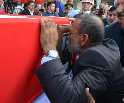Şehit uzman çavuşu ikizleri uğurladı