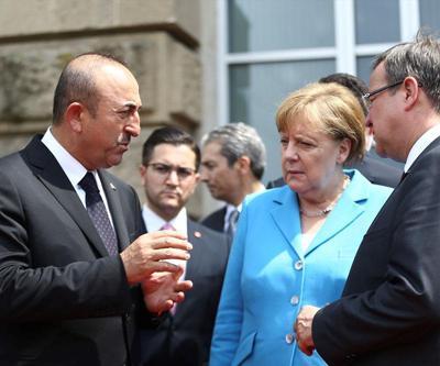 Mevlüt Çavuşoğlu Almanyada: Angela Merkel ile Solingen faciası anmasına katıldı