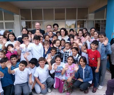 UNICEF gönüllüsü Ezgi Mola mülteci çocukları ziyaret etti