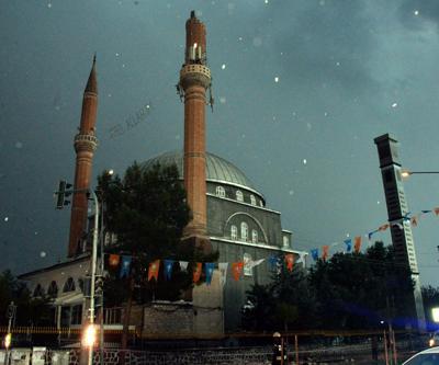 Diyarbakırda yıldırım düşen caminin minaresi, yıkıldı